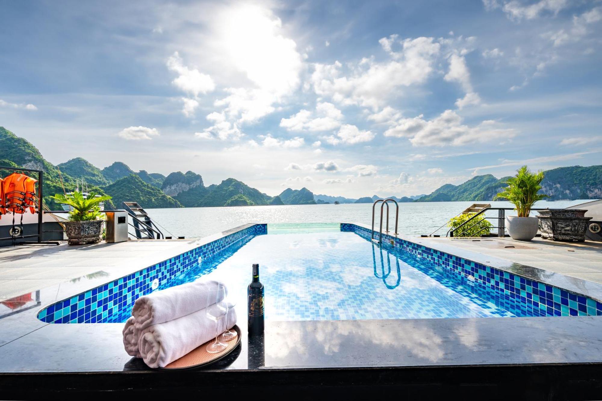 Velar Of The Sea Hotel Ha Long Buitenkant foto